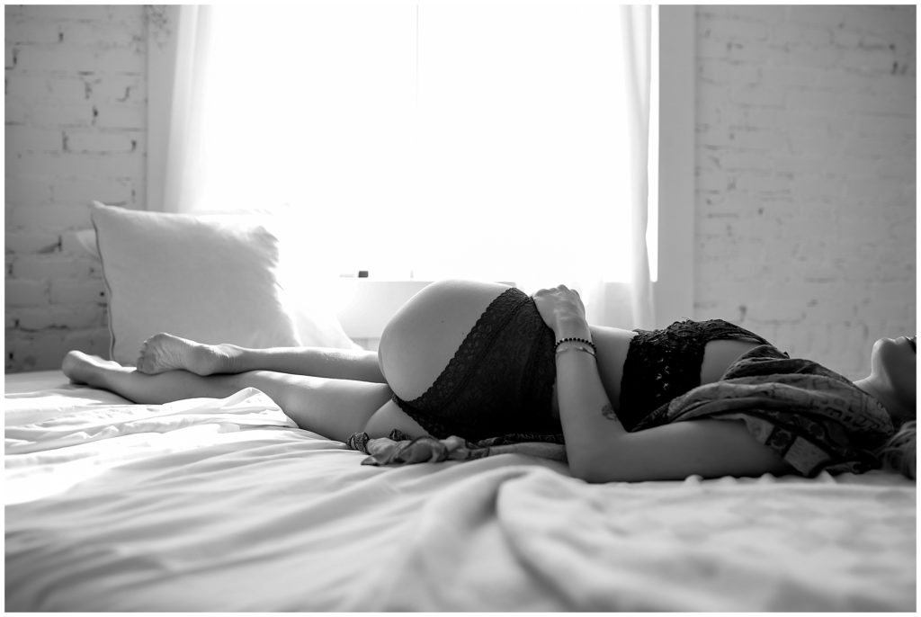 Black-and-white-colorado-boudoir-image-of-woman-laying-on-side-in-bed